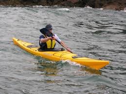 racing-canoe-in-fast moving-river